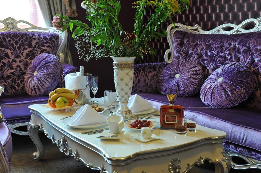 Park Hotel Stara Zagora Room photo A table set for afternoon tea